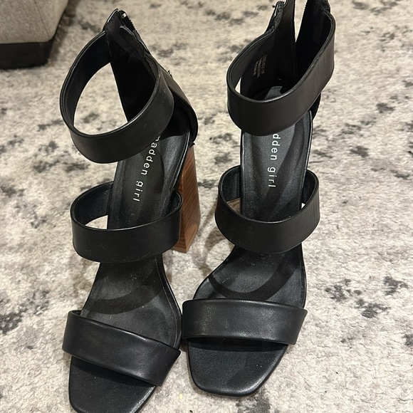 Heels - Picture 2 of 5